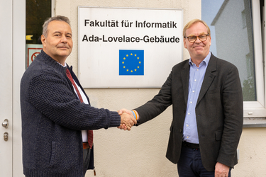 Begrüßung von Prof. Velko Iltschev durch Prof. Hans-Knud Arndt vor dem Gebäude der FIN (Foto: Ana Friese / Magdeburg)